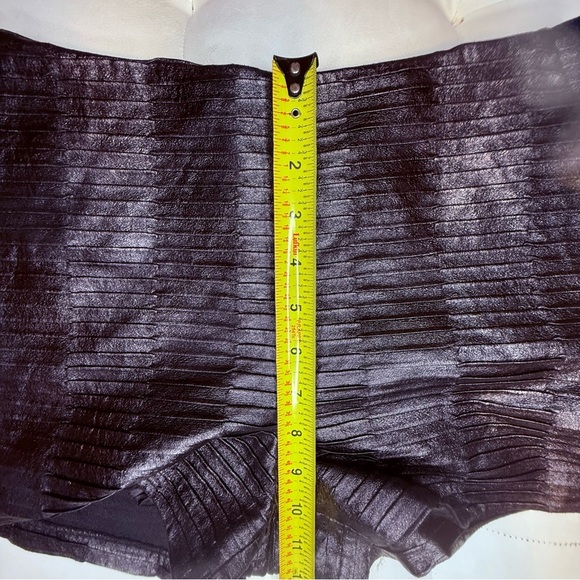 Forever 21 Black faux leather Textured Short size small - Picture 8 of 9